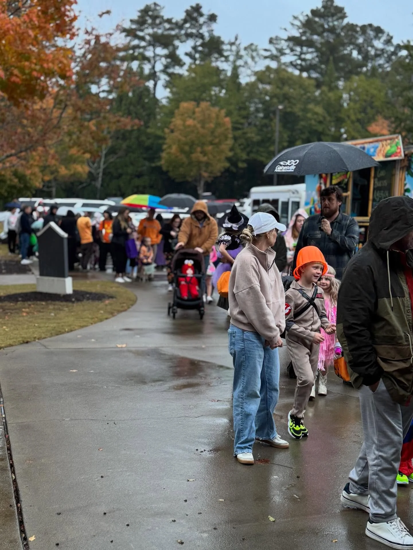 Thank you to everyone who came out in the rain to make memories with us tonight! We had a blast! 

Stay tuned for more pictures tomorrow! 

🎃🎃🎃