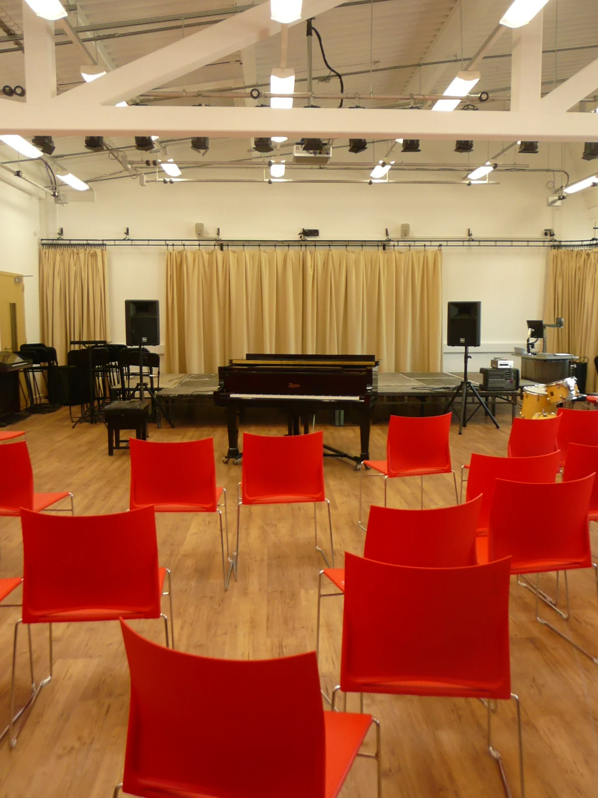The renovation created facilities for Dance which included dressing rooms, and a Dance theatre space with full lighting rig and sound booth. bpr consulted closely with the end users in order to provide specialist floor surfaces suited to differing types of movement, and to reconfigure existing moveable partitions to create a flexible theatre space with retractable seating to allow for a variety of performance styles.