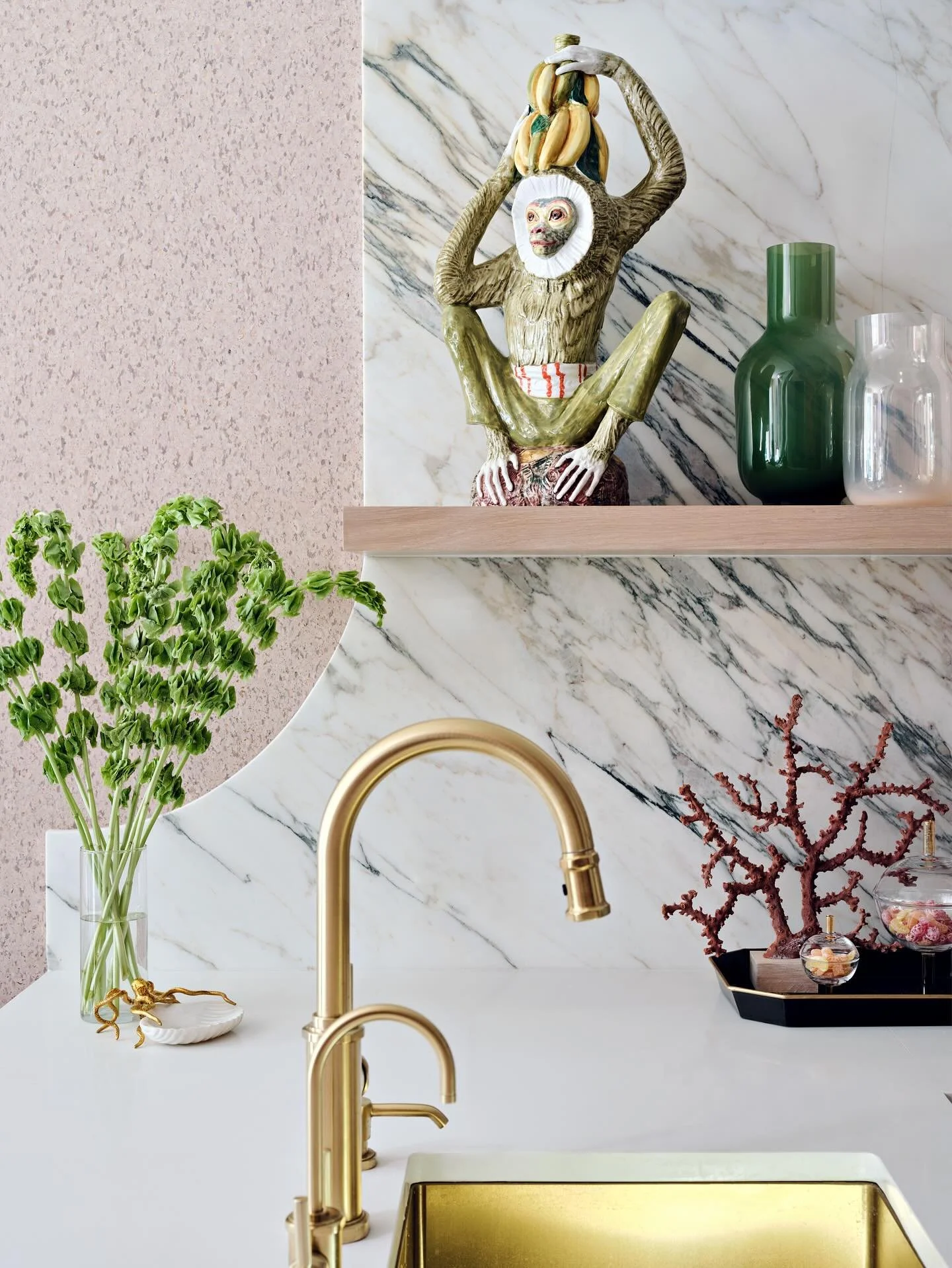 ✨ It&rsquo;s the little moments that make a house a home. In this kitchen, a humble shelf tells a big story&mdash;treasures old and new sitting side by side, sparking joy each time we pass by. A reminder that design isn&rsquo;t just about the grand g