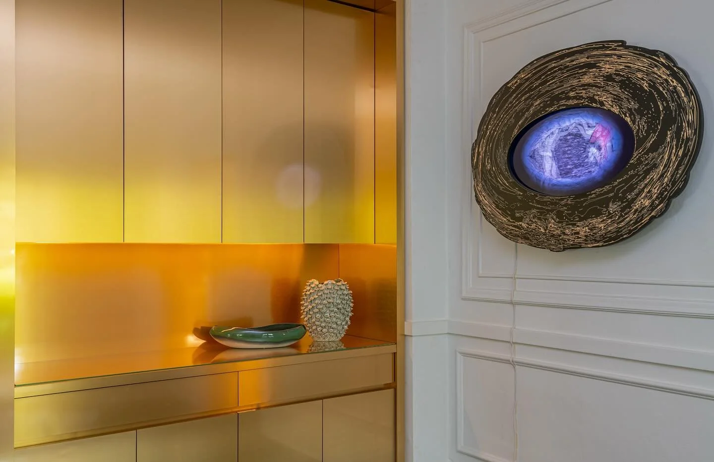Every home needs a chic bar moment. This one, wrapped in glowing brass, is pure glamour. ✨
#biographicaldesign #miamimaximalism