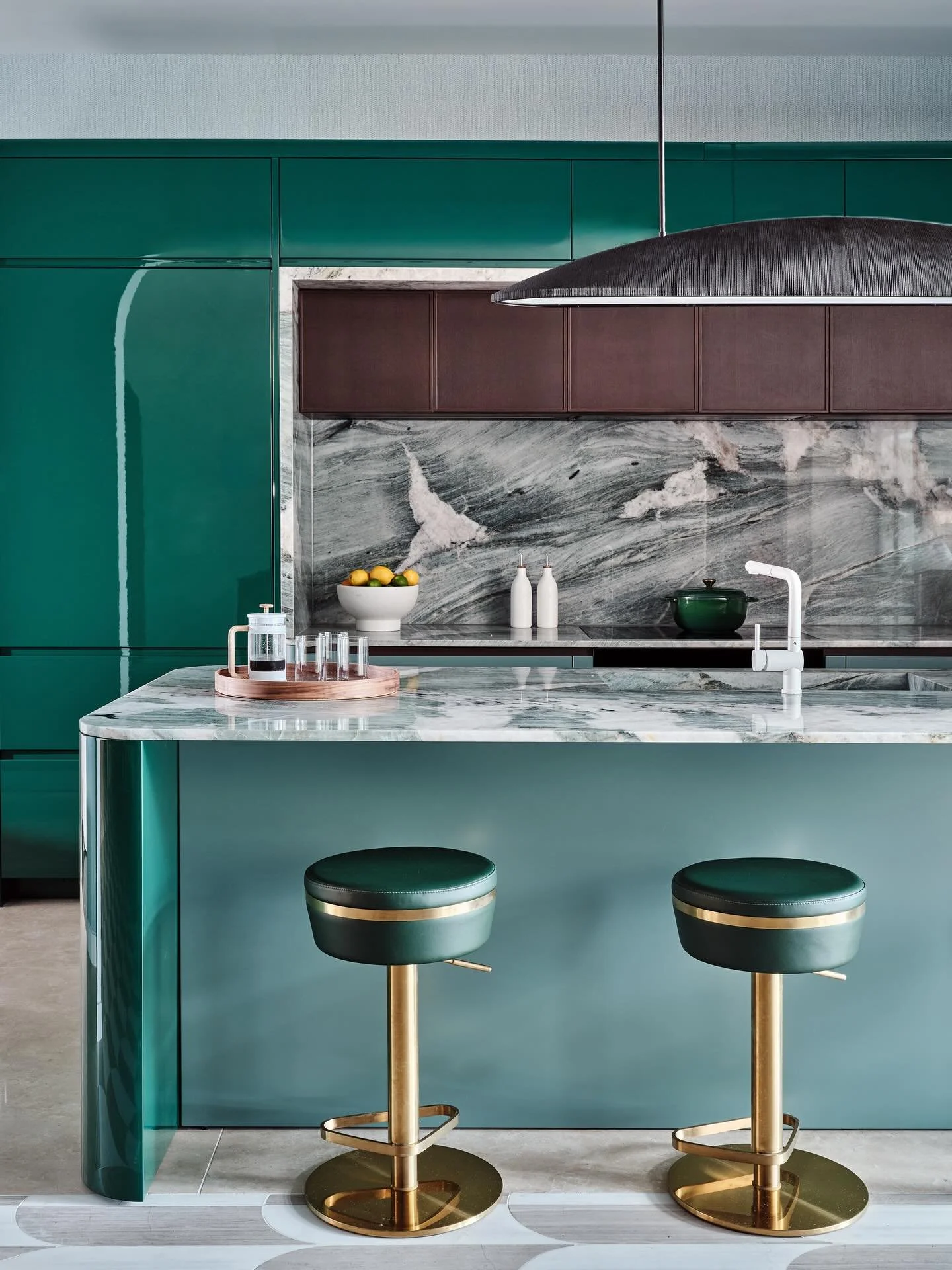 We love a bold green kitchen moment. Life’s too short to be beige.
#biographicaldesign #miamimaximalism #notbeige #green #color
