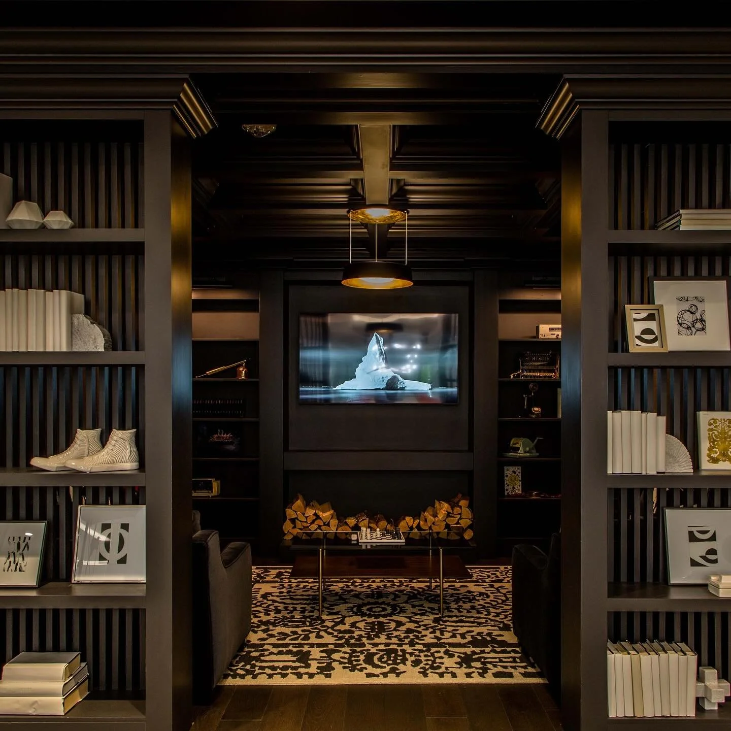 Although we&rsquo;re known for color, we occasionally love a dramatic monochromatic moment.
This all-black room proves that depth, texture, and shadow can be just as expressive as a bold palette. It&rsquo;s moody, sophisticated, and unapologetically 