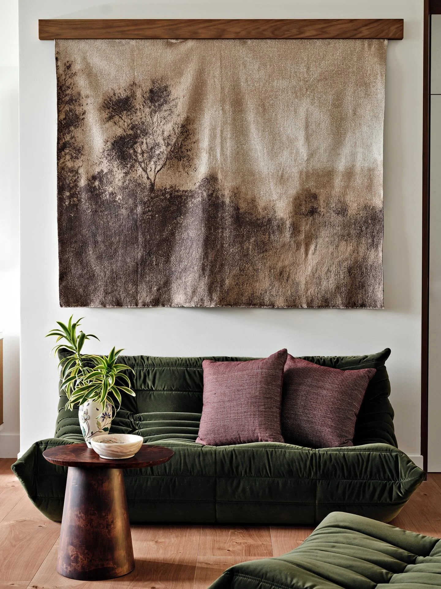 Sometimes luxury is as simple as a soft chair, a warm light, and a few quiet minutes to yourself. Make space for indulgence.
#biographicaldesign #miamimaximalism