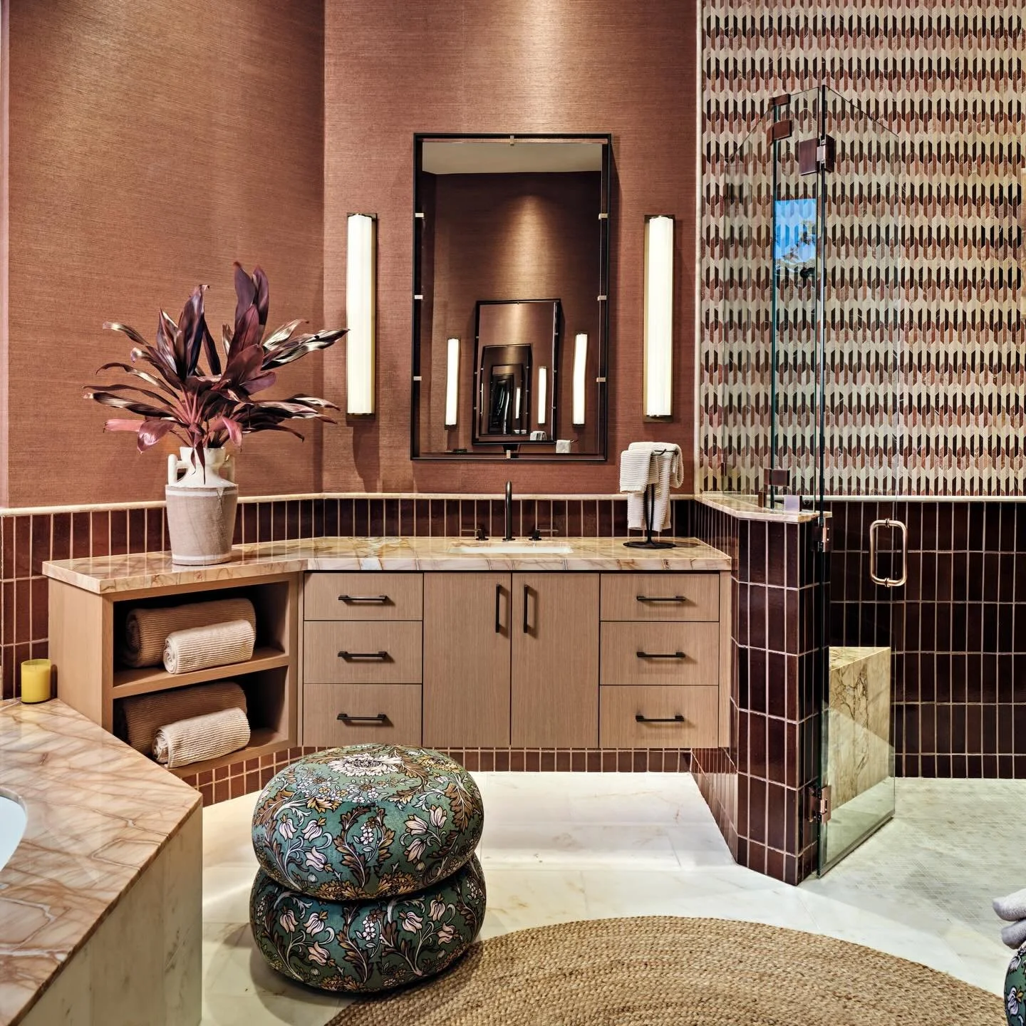 A bathroom wrapped in warm bronze tones feels less like a utility and more like a ritual. ✨
Metallics that glow instead of shout, surfaces that catch the light just enough, and a palette that feels grounding, intimate, and quietly indulgent. This is 