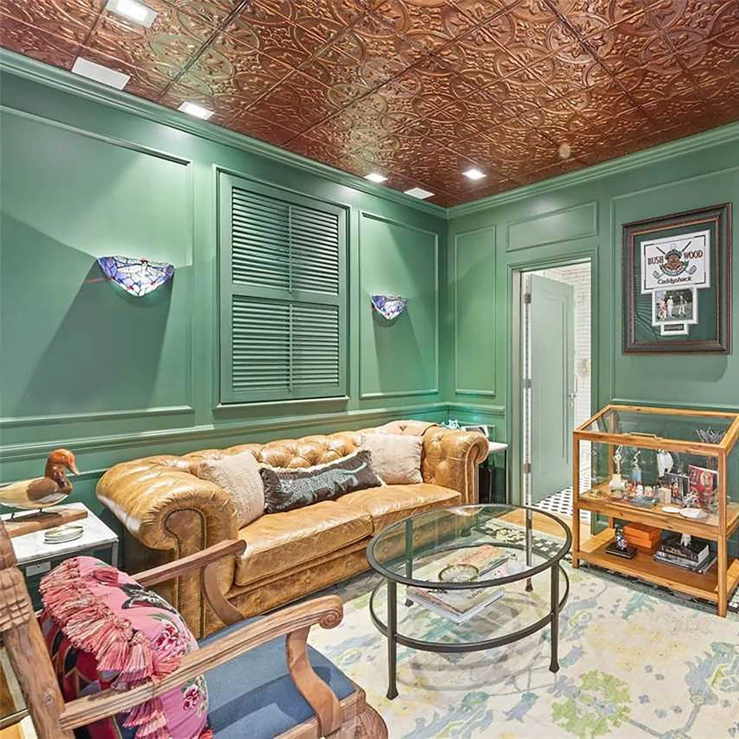 A lacquered green den designed for slow evenings and strong opinions.

Walls drenched in a high-gloss emerald create depth and drama, reflecting light like a jewel box at dusk. The sheen wraps the room in confidence &mdash; bold, intentional, unapolo