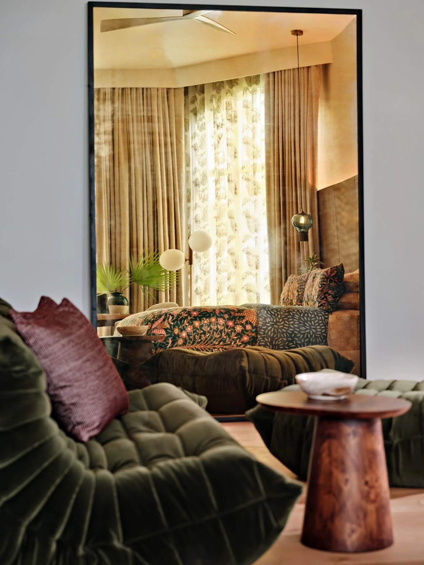 I love the little moments in design that spark joy. A reflection. A mysterious shadow. Color bouncing off a lacquered surface. The details that make a space feel alive and quietly magical.

#biographicaldesign #miamimaximalism #interiordesign #luxury