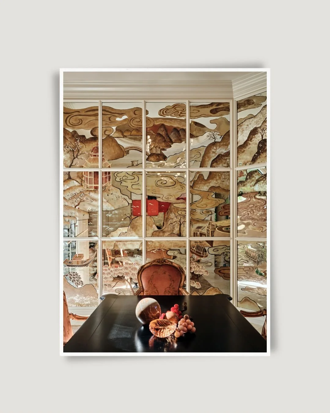 Art in design. 🎨

For this dining room, we enlisted mural artist Grahame M&eacute;nage to create two distinct works that transform the architecture itself into art. A softly painted gradient dome creates the perfect atmospheric backdrop for the scul