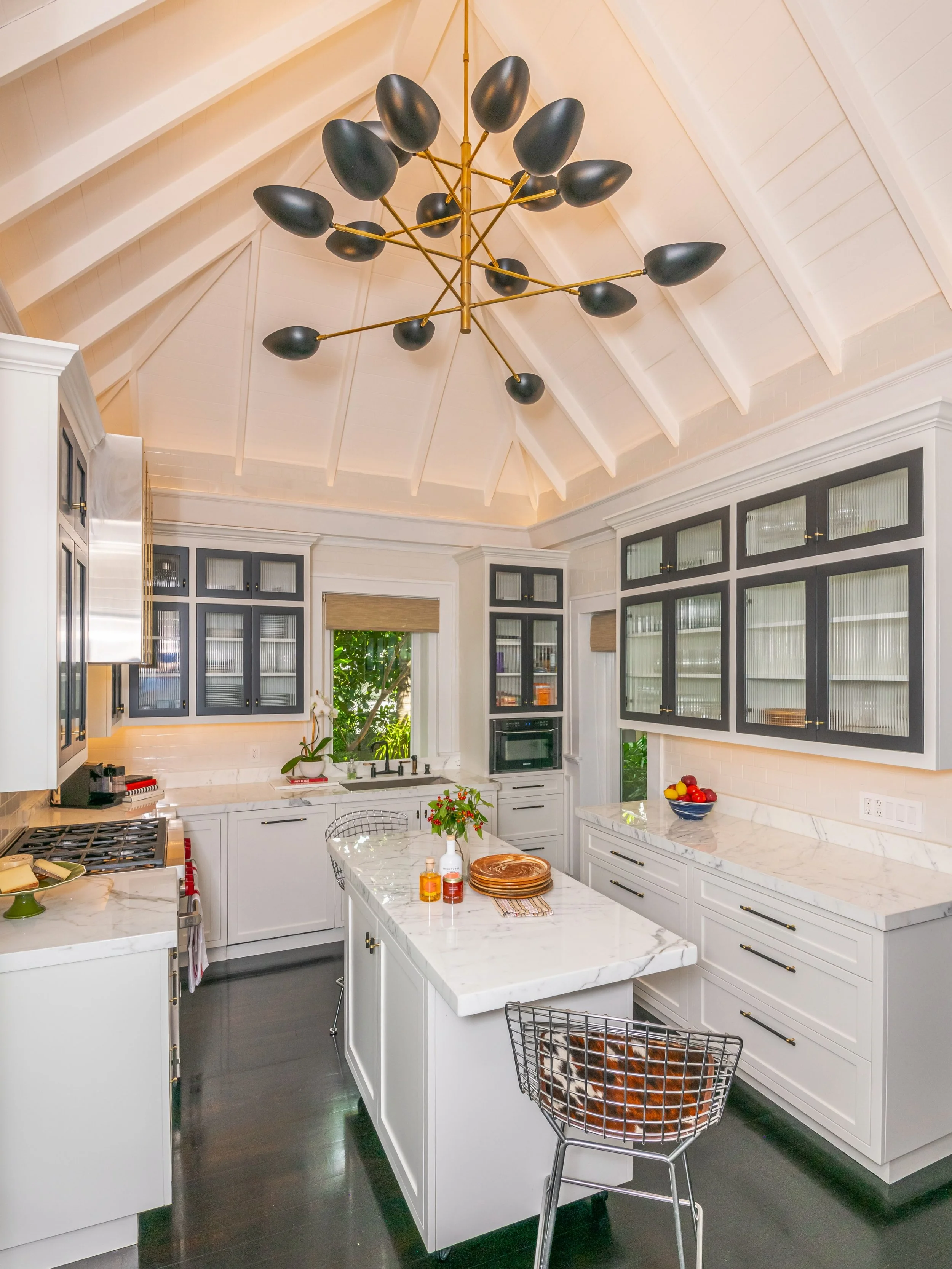 Crisp, With an Edge

Black and white, but never basic. Crisp cabinetry, fluted glass, brass details and a hit of red give this kitchen just enough mischief.

Classic bones. Graphic attitude. Designed by Errez.

#ErrezDesign #BiographicalDesign #Miami