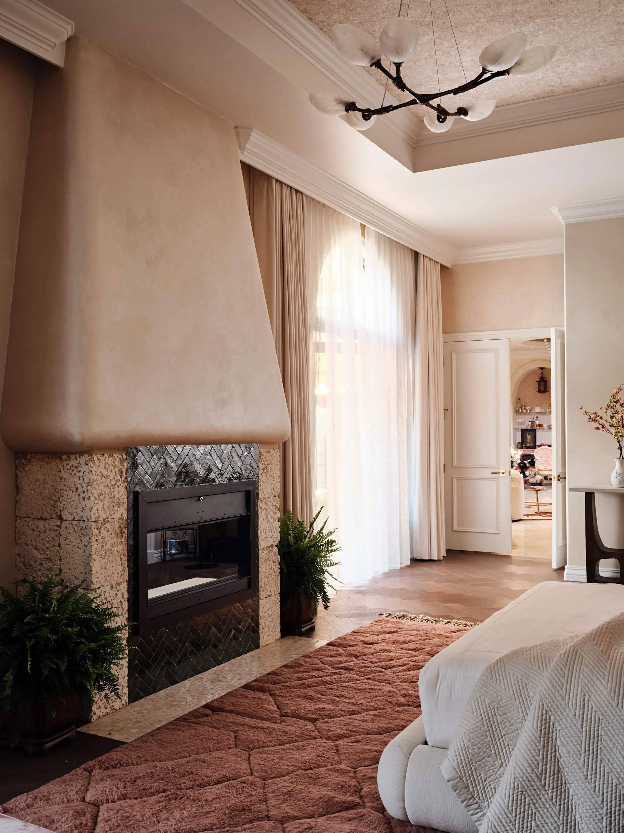 Warm, layered, and made to exhale. Limewashed walls, natural stone, soft textiles, and sculptural lighting come together to create a bedroom that feels collected, calming, and completely its own.

A little reminder that neutral never has to mean bori