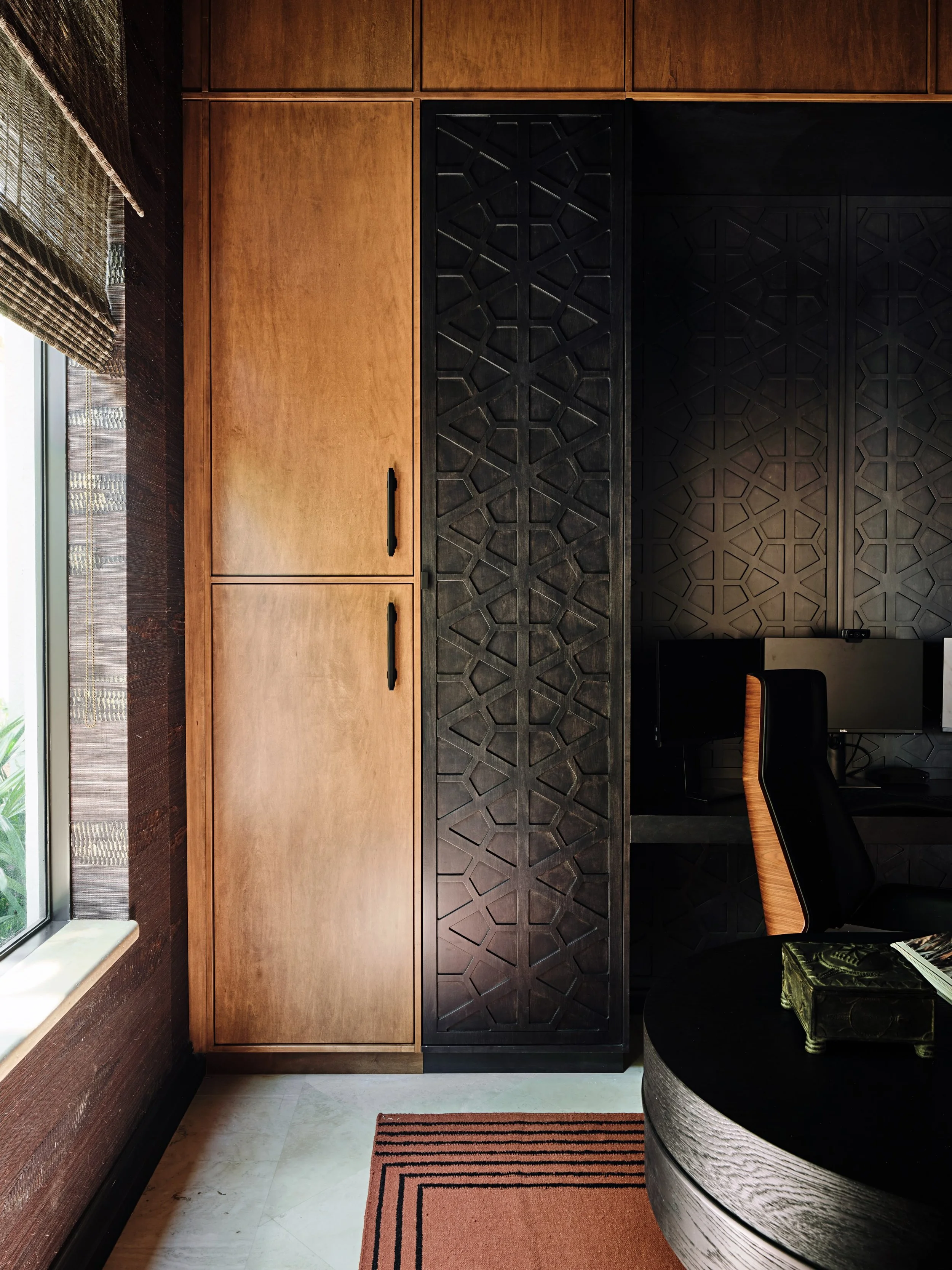 A home office with a little drama. Rich, moody color and textural millwork create a space that feels layered, sophisticated, and anything but ordinary. Because even a workspace should have a point of view.

#ErrezDesign #BiographicalDesign #MiamiMaxi