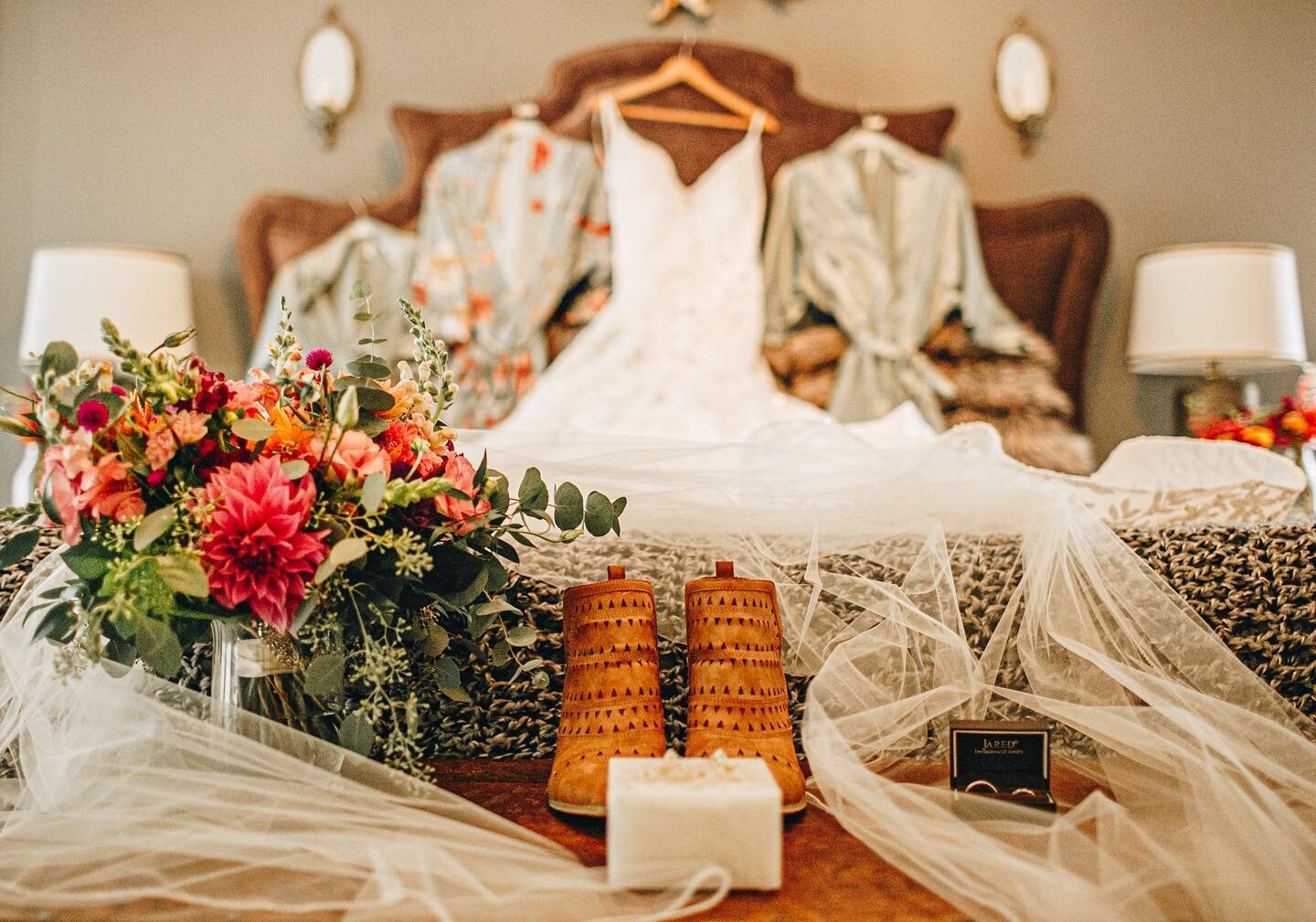 Detail shots in our Mane House Bridal Suite by @sheilamrazphotography. 😍