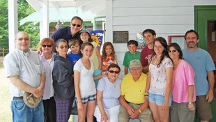 Betty and Irv pictured with four camper grandchildren and one staff grandchild (and the parents of those grandchildren) on Visitors’ Day 2009.