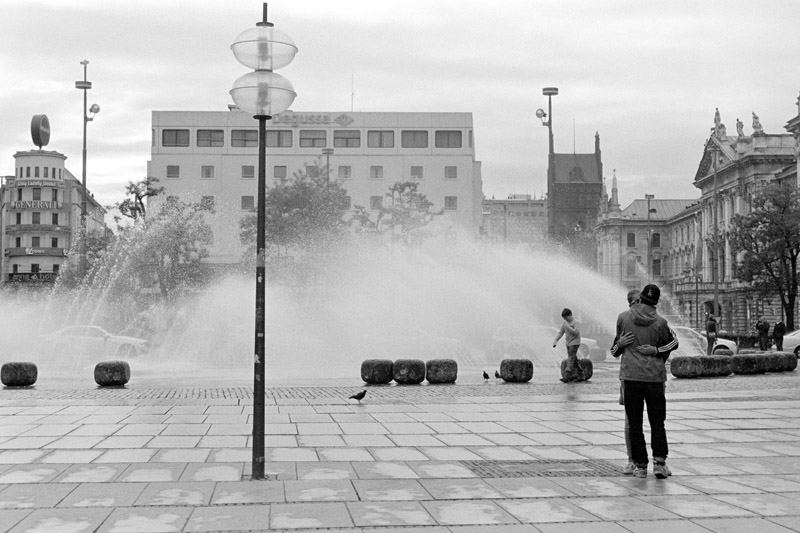 Fountain kiss ( Flickr ) | Leica M6TTL Kodak Tri-X