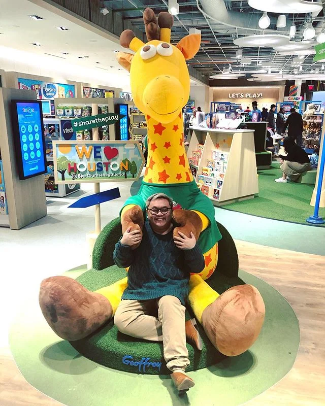 Reliving my childhood. // #GeoffreysBack #GeoffreyAndGene #BigKid #ForeverChild #ToysRUs #ShareThePlay @toysrusthegalleria