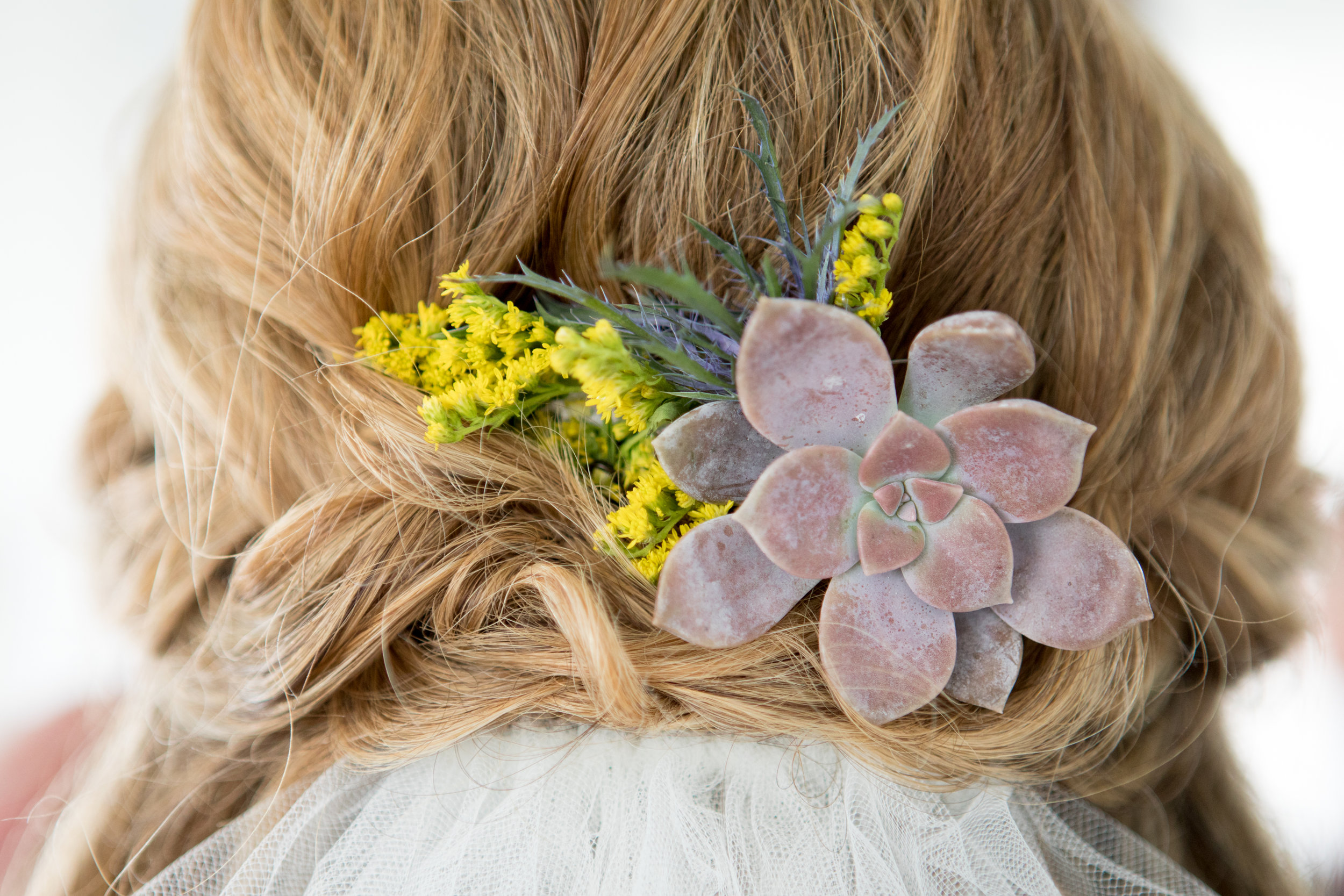  Bridal succulent hair 