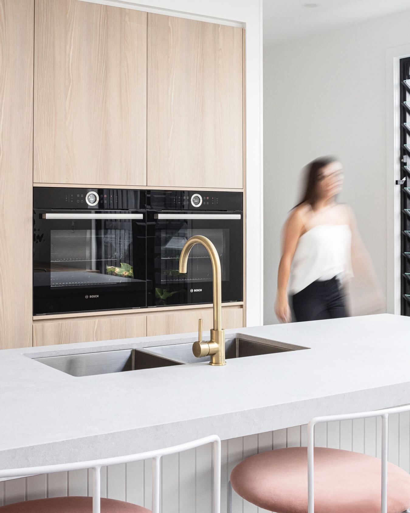 Flashback moment to a stunning kitchen I had the privilege to contribute design and colours for at ARA st for @nestbespokehomes Joinery by @larrymcfarlane_cabinetmaker &amp; 📸 by @brockbeazleyphotography #cabinetry #kitchendesign #interiordesign #co