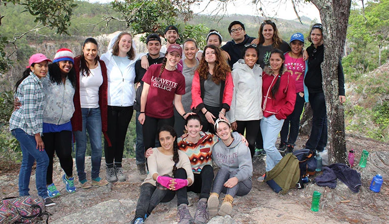 Students-in-Honduras1.jpg