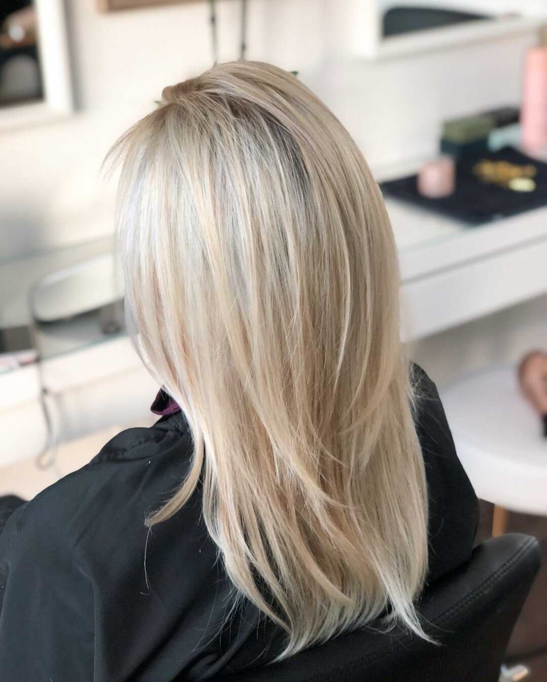 Do you ever wonder what the benefits of dimensional color are? ✨⠀⠀⠀⠀⠀⠀⠀⠀⠀
⠀⠀⠀⠀⠀⠀⠀⠀⠀
✨It creates an optical effect that makes your hair look thicker ⠀⠀⠀⠀⠀⠀⠀⠀⠀
✨Enhances your natural hair color without completely changing it⠀⠀⠀⠀⠀⠀⠀⠀⠀
✨Makes your hair l