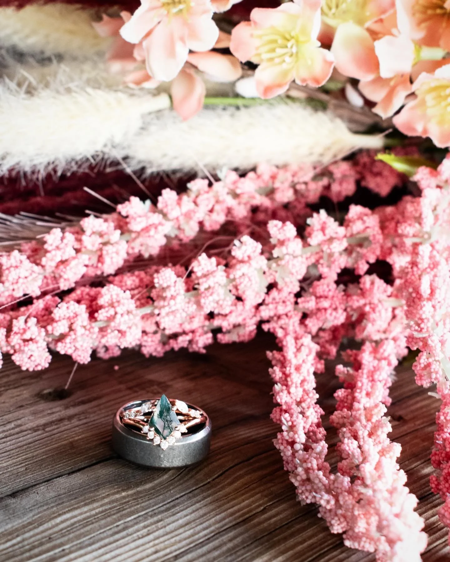Garth proposed to Lexi with a Moss Agate Engagement Ring that (dreams are made of) perfectly captures their nature-loving spirit 💍🍀💚 

#engaged💍 #weddingring #weddingrings #engagementring #coloradolife #texasphotographer #texasphotography #mossag