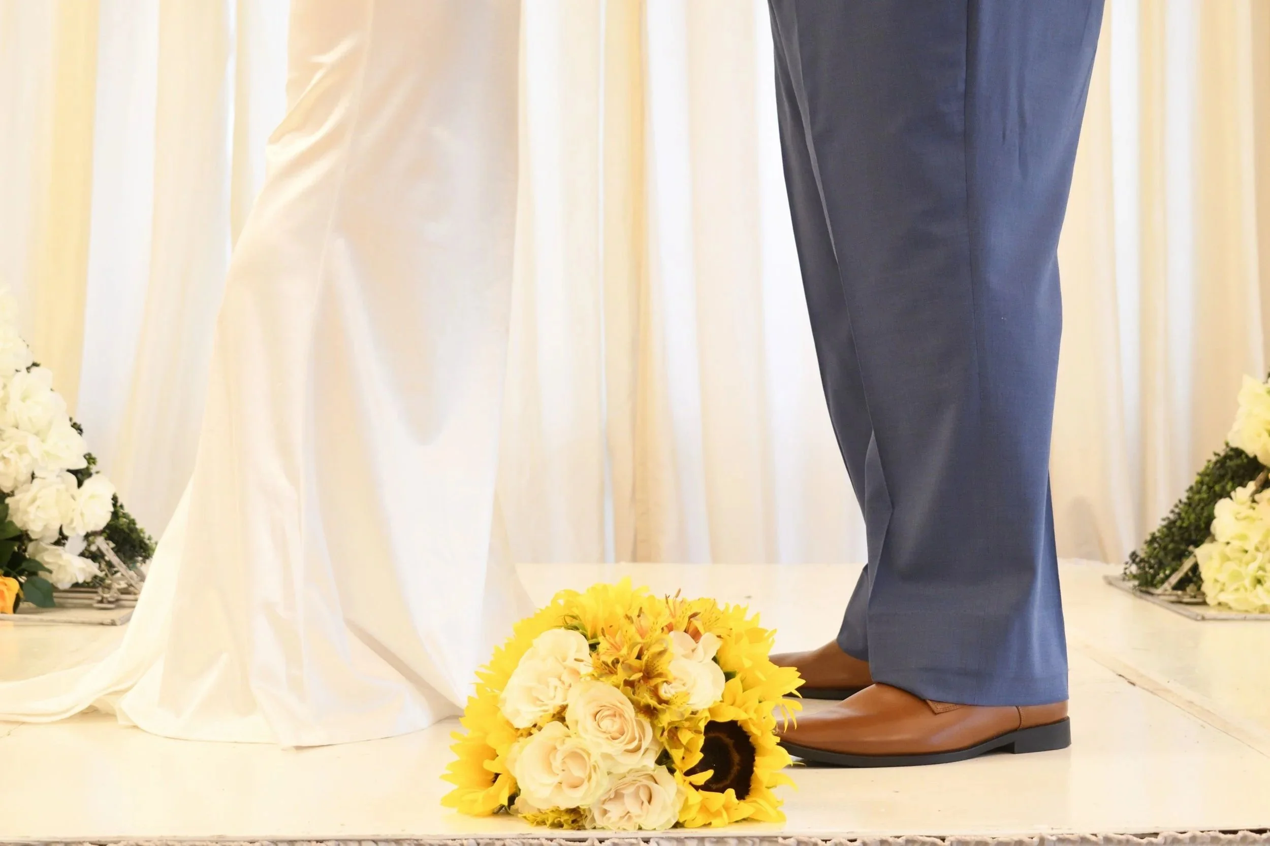 coupleceremonyflowers.jpg