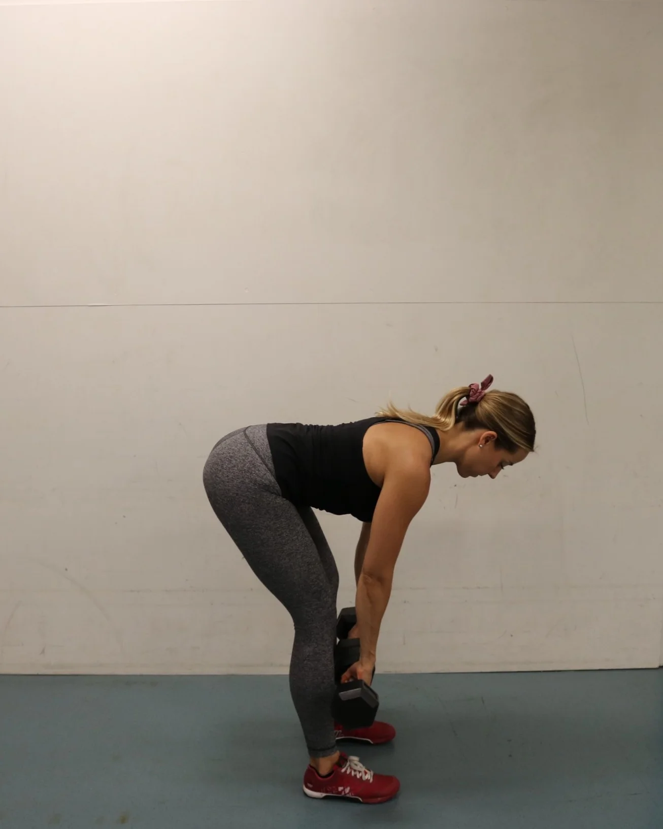 Notice that neutral spine with engaged core to prevent arching or rounding