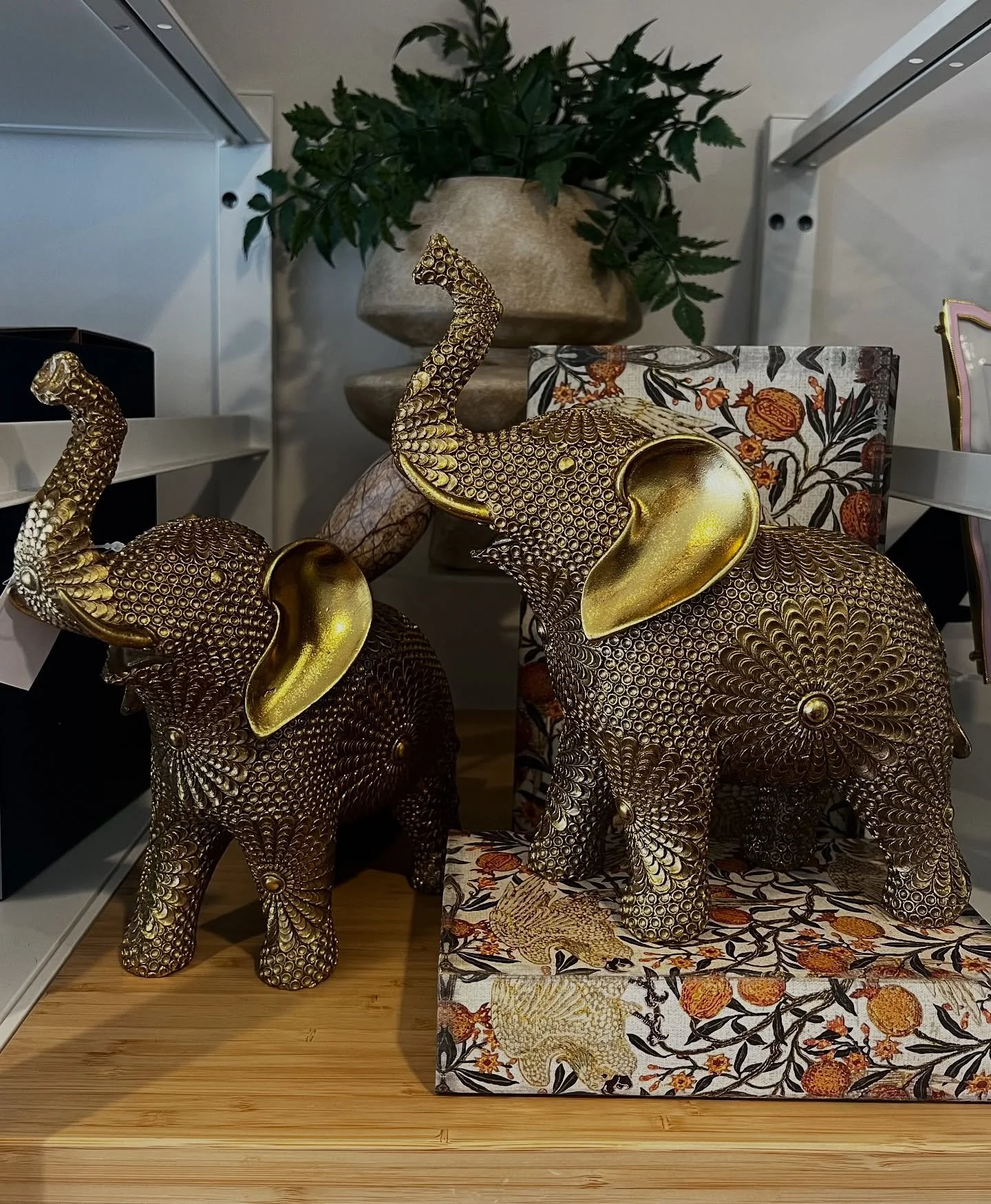 A little decor magic goes a long way 💫 Especially when it&rsquo;s 15% off with our countdown to Christmas sale 🎄

#eightweeksofchristmas #8weekstillchristmas #christmasdecor #christmassale #giftideasforher #fashion #gifts #cherishgiftsandhomewares 