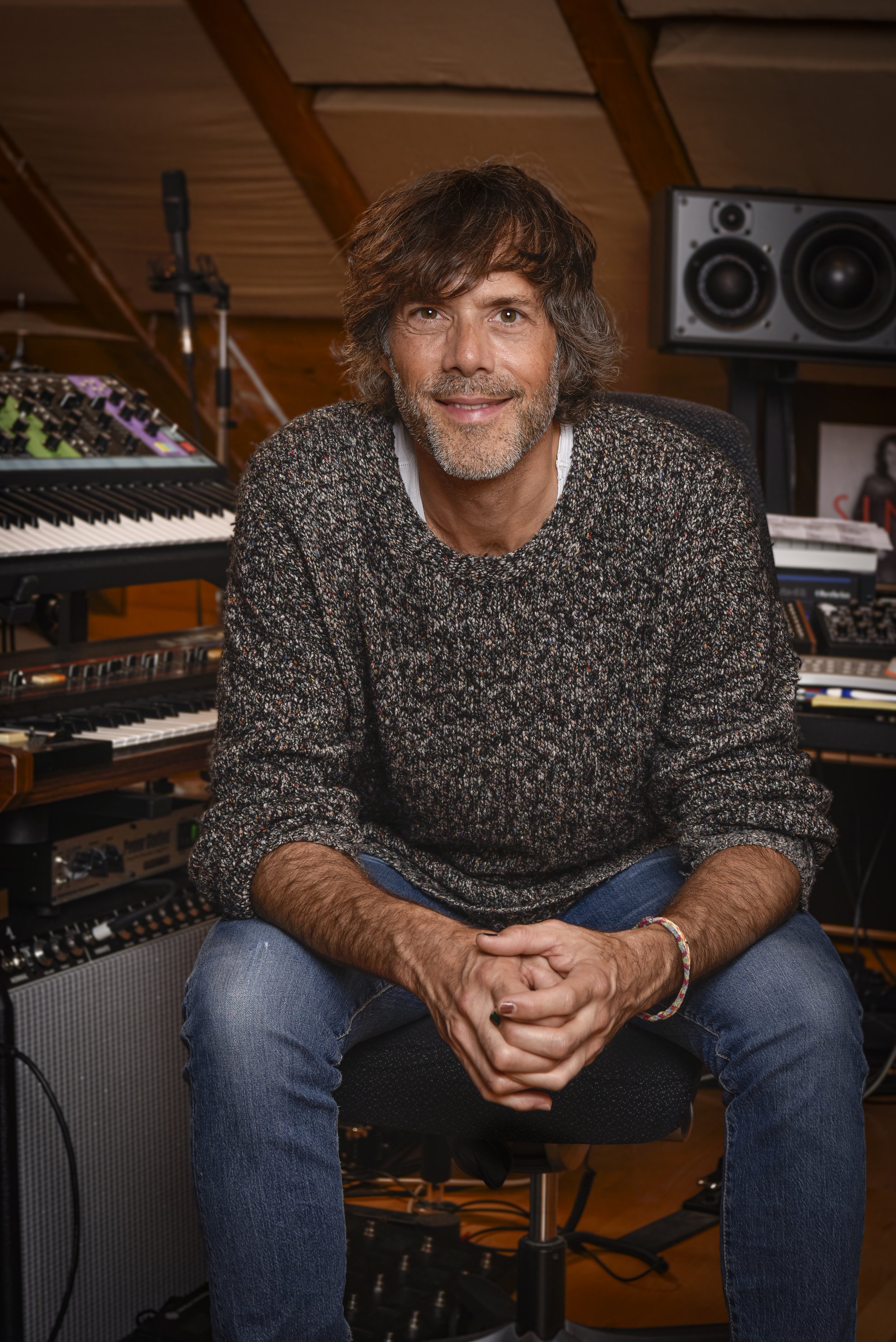  Schweiz, Baden: Heilsarmee, Portrait von Adrian Stern, Musiker,  in seinem Studio (Chilemattweg 33, 5400 Baden) für Mag22Nr21 Red und Antwort. 24.10.2022. Foto: Marcel Kaufmann, Ebikon (www.marcelkaufmann.ch, marcel@marcelkaufmann.ch, 079 785 14 61)