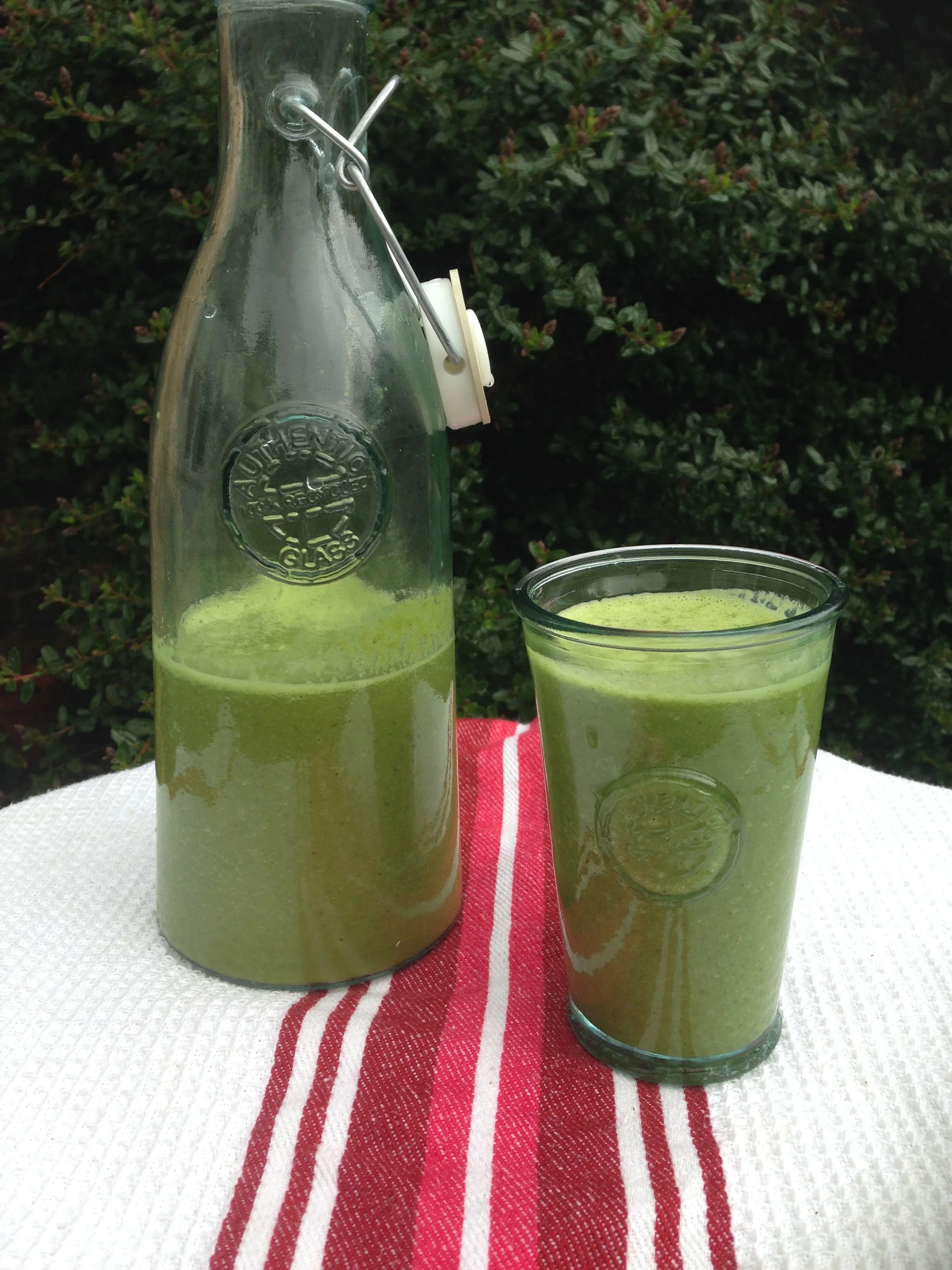 APPLE, ALMOND AND SPINACH SMOOTHIE