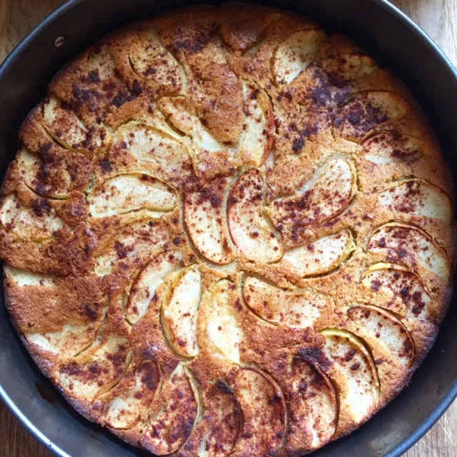 APPLE, CINNAMON & YOGHURT CAKE