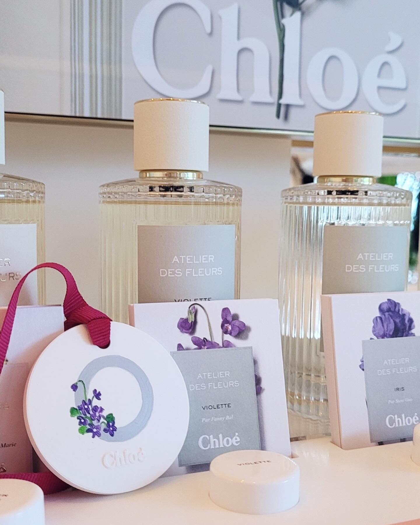 No other job is more DELIGHTFUL than this - painting floral monograms amidst the sweet scents of Spring! 🥰

#ChloeAtelierdesFleurs #Chloe #ChloeSg #DrawAStoryLive #LivePainting #FloralPainting #Eventillustration #eventillustrator #luxuryperfume