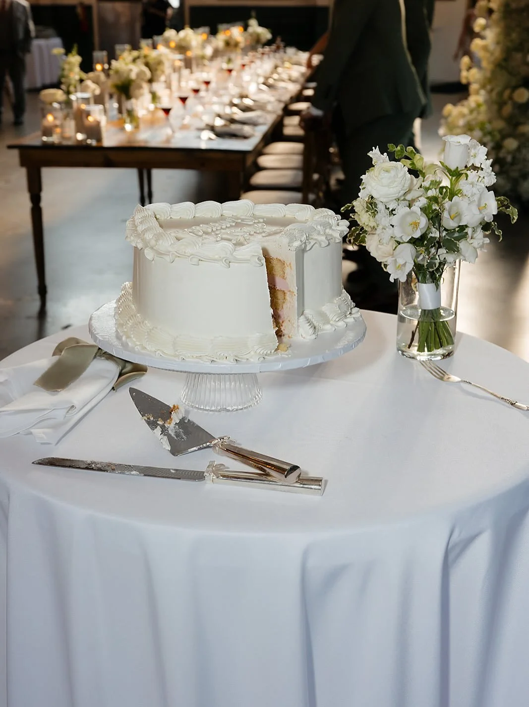 thank you @monnetteco for capturing this special moment 🤍 
&bull;
keep tagging your wedding vendors, keeping us all relevant during busy season 🫶🏼
.
venue @packardweddings 
floral @leefloraldesign 
photo @monnetteco