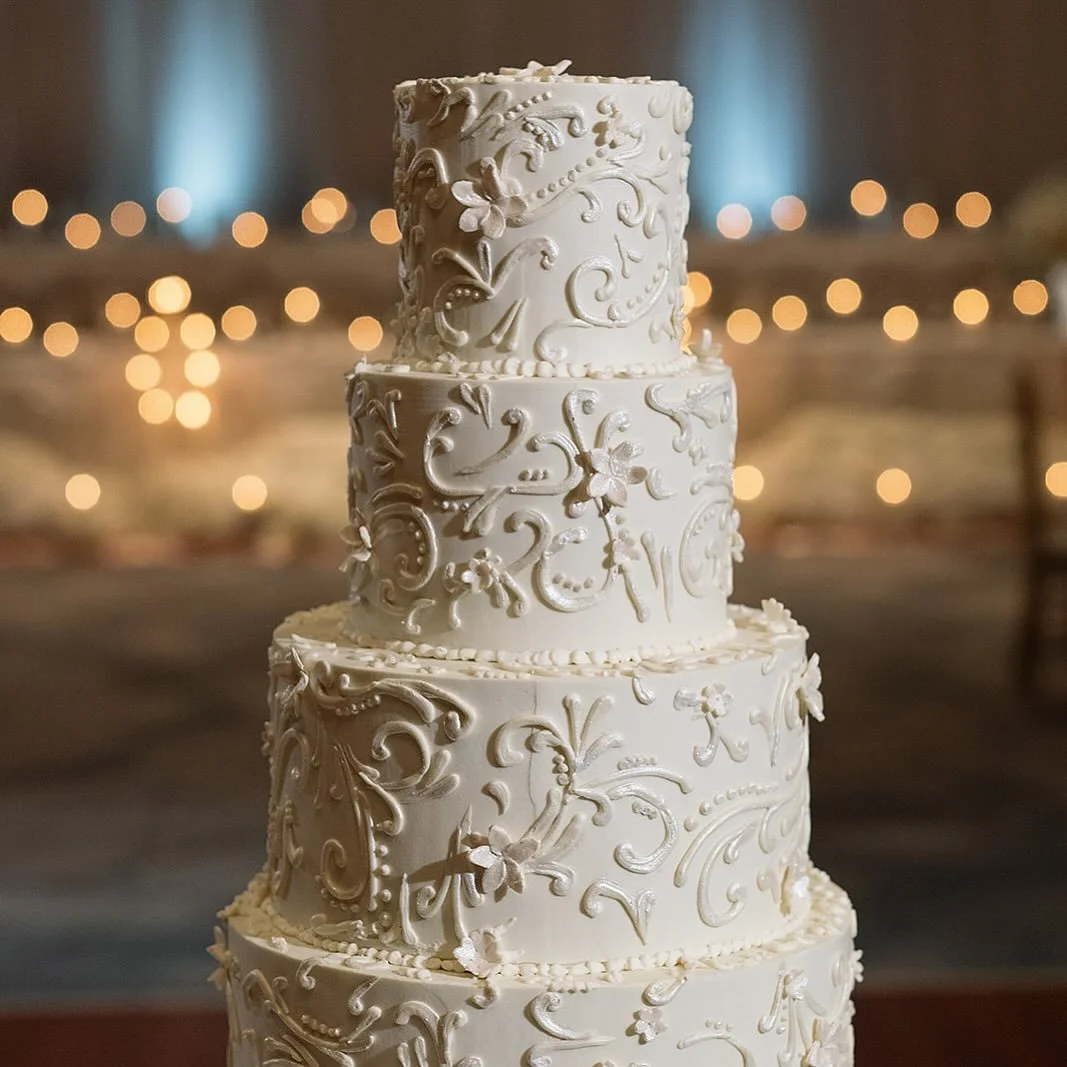 this babe deserves her close up ✨
&bull;
if you only knew how heavy GF cakes are, stacking a 5-tier is an engineering marvel! 
&bull;
&bull;
&bull;
📷 @pattyleonorphoto 
Venue: @westinbookcadillac