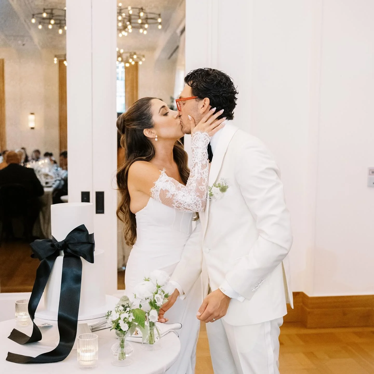 🖤🤍🖤
&bull;
more sweet cake cutting photos. thank you for sharing this moment!
&bull;
&bull;
&bull;
📷 @samanthaleighstudios
