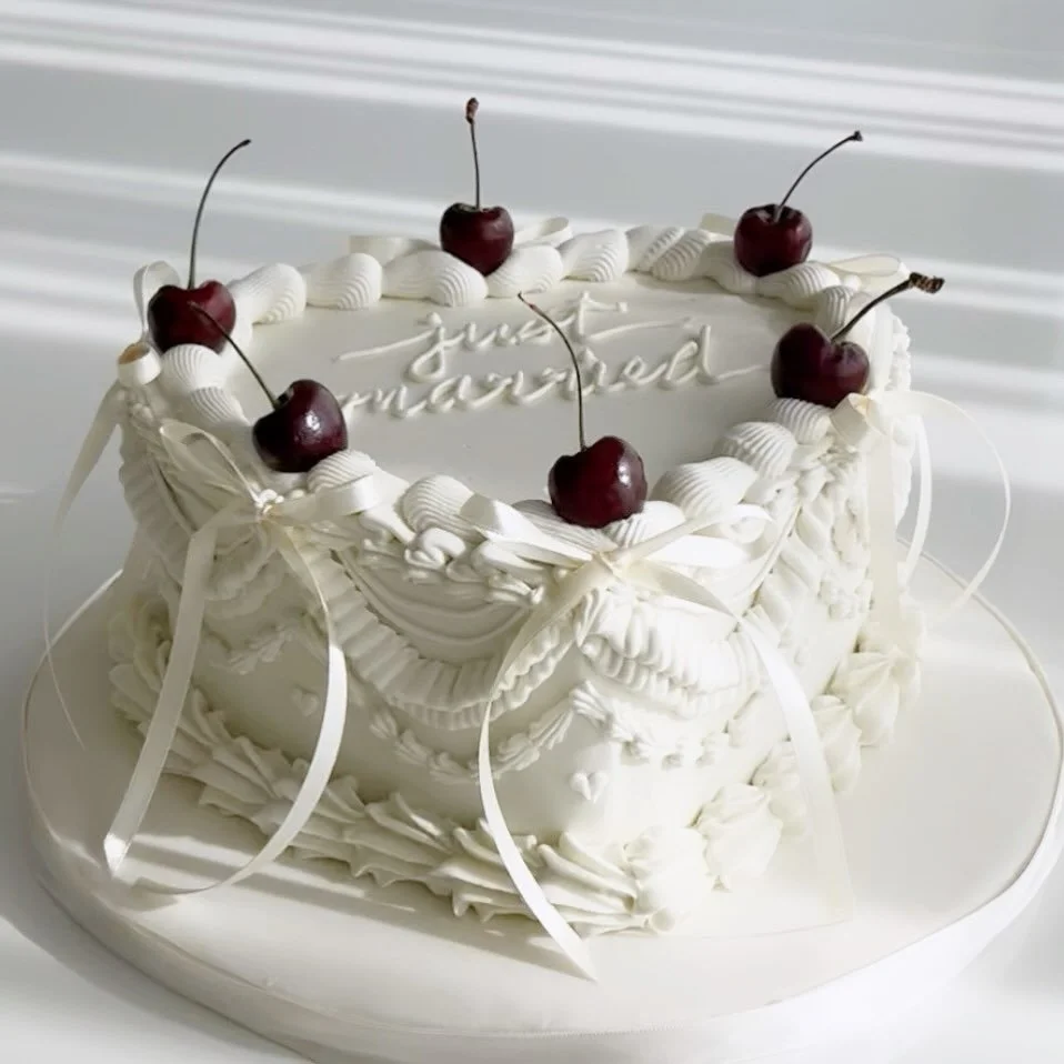 🤍🤍🤍 
&bull;
a cutie little heart cake perfect for a Valentine&rsquo;s Day wedding 💒 🍒🫶🏼
&bull;
&bull;
reach out at ilovesweetbrees.com to inquire for your special creation/occasion 
&bull;
&bull;
&bull;