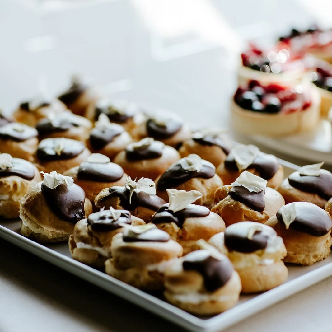 love a good dessert table spread, especially when there are cream puffs. ✨
&bull;
&bull;
&bull;
📷 @erin.hannum
