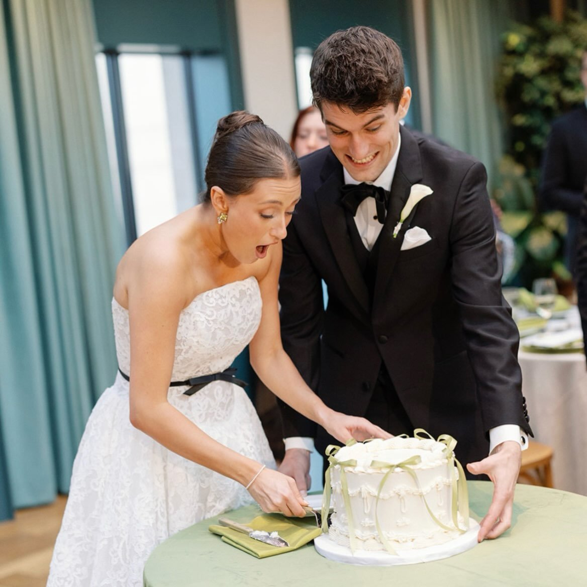 🍀🍃🌱💚
&bull;
love these cake moments
&bull;
&bull;
&bull;
📷 @mikayla.scheibe 
💒 planner @bunnyandjuneevent