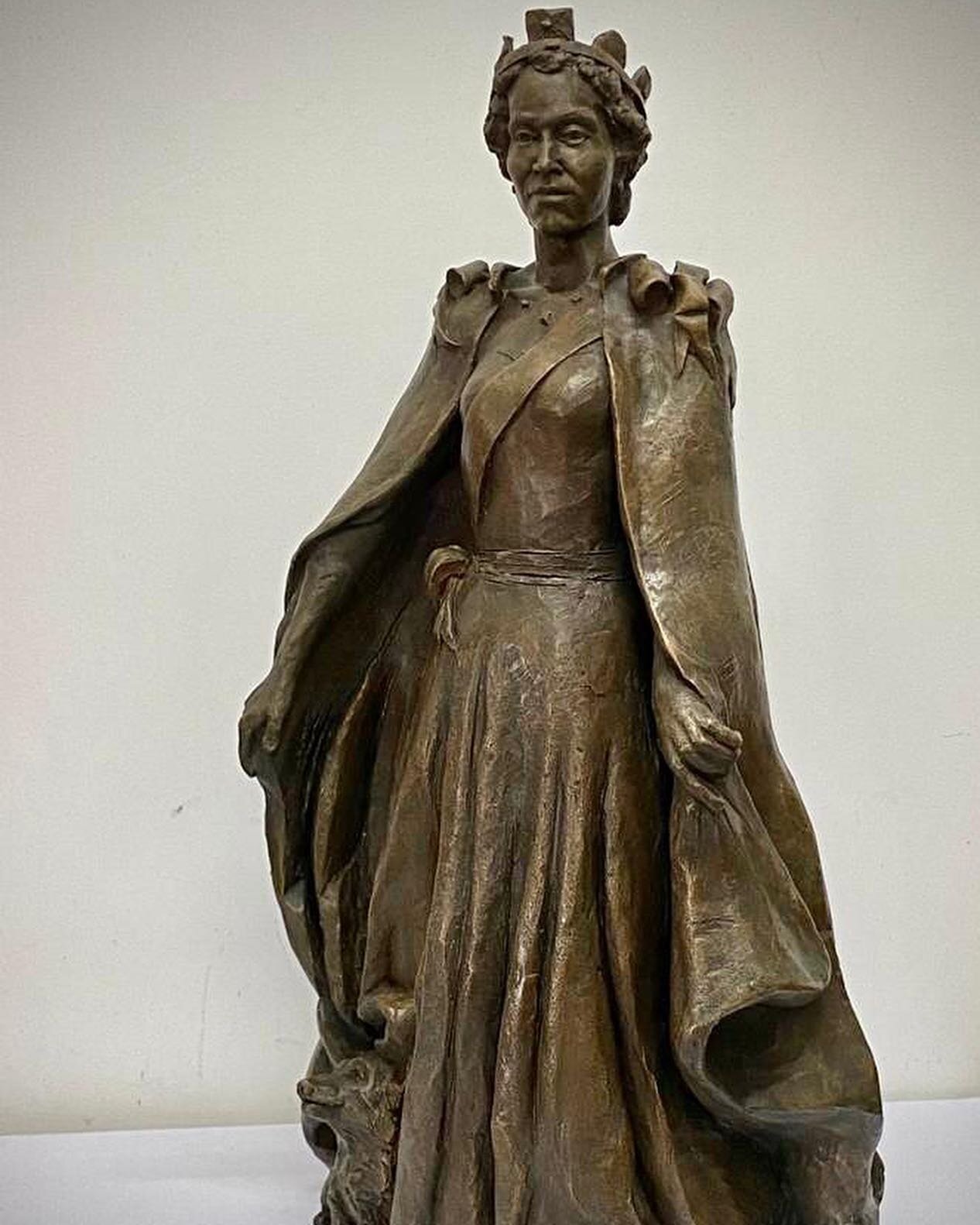 Great to cast this sculpture of Her Majesty Queen Elizabeth the second, for the brilliant artist and sculptor @hywelpratleysculpture #sculpture#fineart#sculptors#queenelizabeth2#royalfamily#royalsculptors#figurativesculpture#casting#coldcastbronze#br