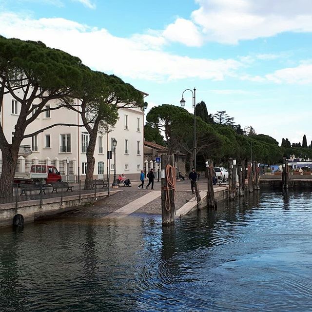 Picnic ,music, beers and sunset. That's how a trip starts!🍻
.
.
.
.
#amazingtour #sunfun #lagodigarda #incentiveprofs #teambonding #boostsales #incentivetravel #eventplanning #eventsprofs #eventplanner #eventcoordination #viptravel #viptour #confere