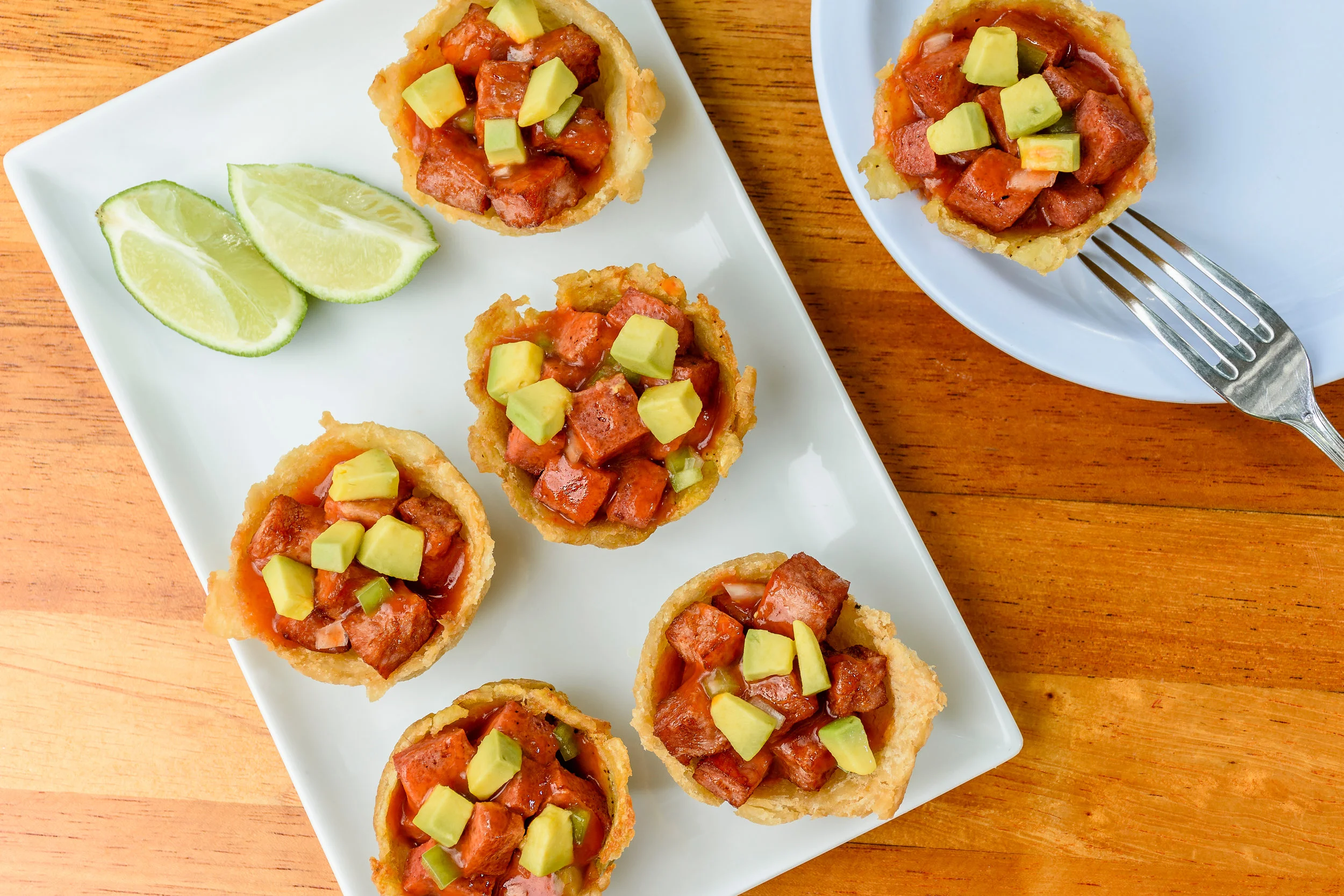 Las Canasticas Criollas están compuestas de tres de yuca con salami guisado y tres de guineito con jamón york guisado. Contienen también trocitos de aguacate. 