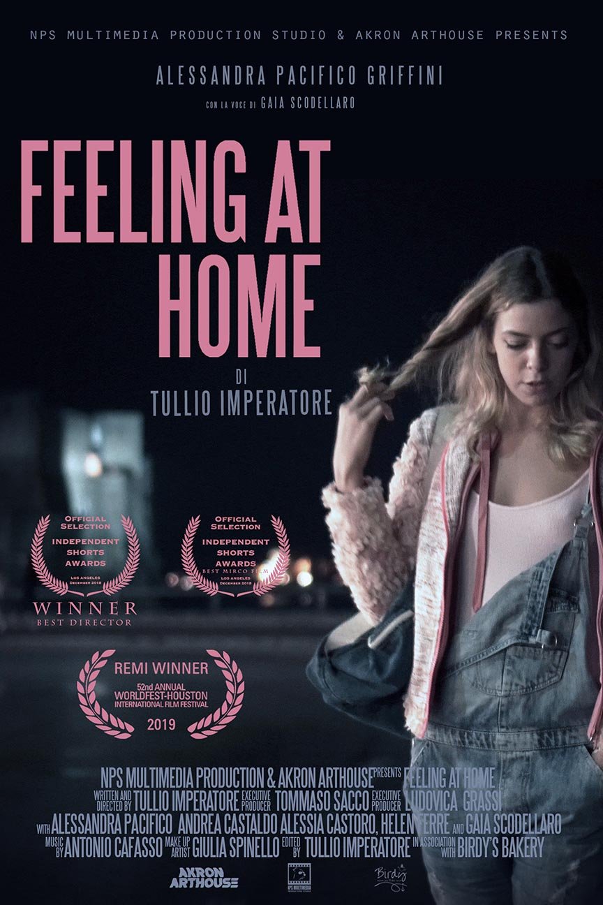 Locandina del film 'Feeling at Home' di Tullio Imperatore, con una giovane donna che tiene un ricciolo di capelli, sfondo notturno con luci. Dettagli di premi e riconoscimenti del film.