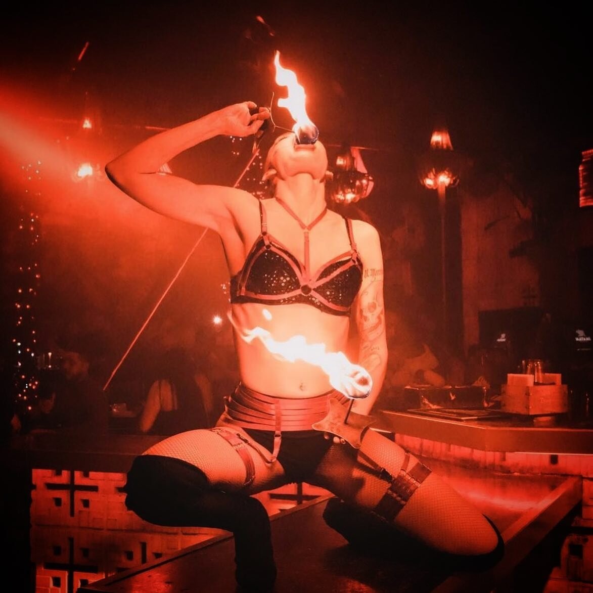 Delicious. 🍴🔥
⠀⠀⠀⠀⠀⠀⠀⠀⠀
@mayamiwynwood @prism.artistry 
⠀⠀⠀⠀⠀⠀⠀⠀⠀
#fireeater #firestarter #fireperformer #fireart #fireartist #fireshow #mayamiwynwood #prismartistry