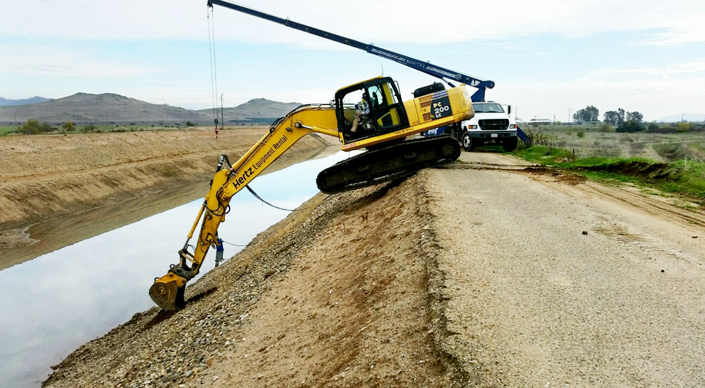  Placement of a submersible pump in the Orange Cove Section of the Friant Kern Canal 