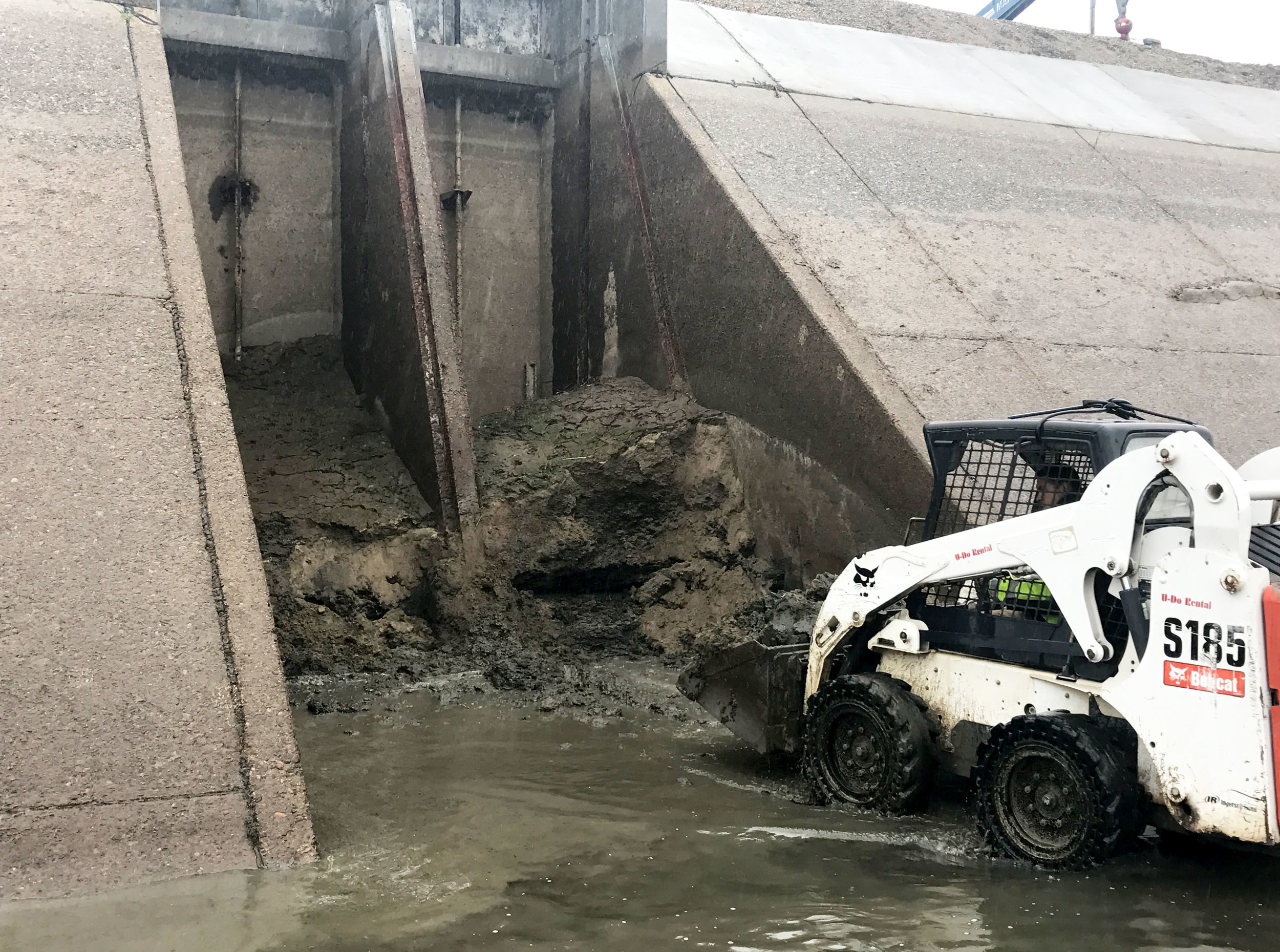  Turnout being cleared of silt and debris along the Friant Kern Canal 
