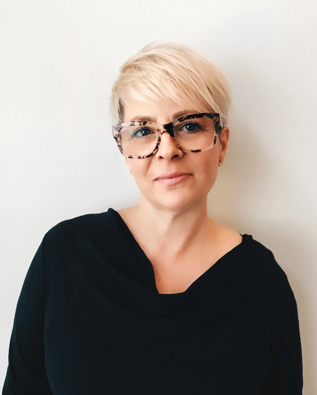 | Macari Waltner | Growing up in Lousiana, Macari kept busy styling her friends during high school. As she transitioned into her career as a stylist, she continued to hone her skills as a cutter and colorist. She gets excited about the angles and texture of bobs and pixie cuts, inspired by muses like Twiggy and Michelle Williams.