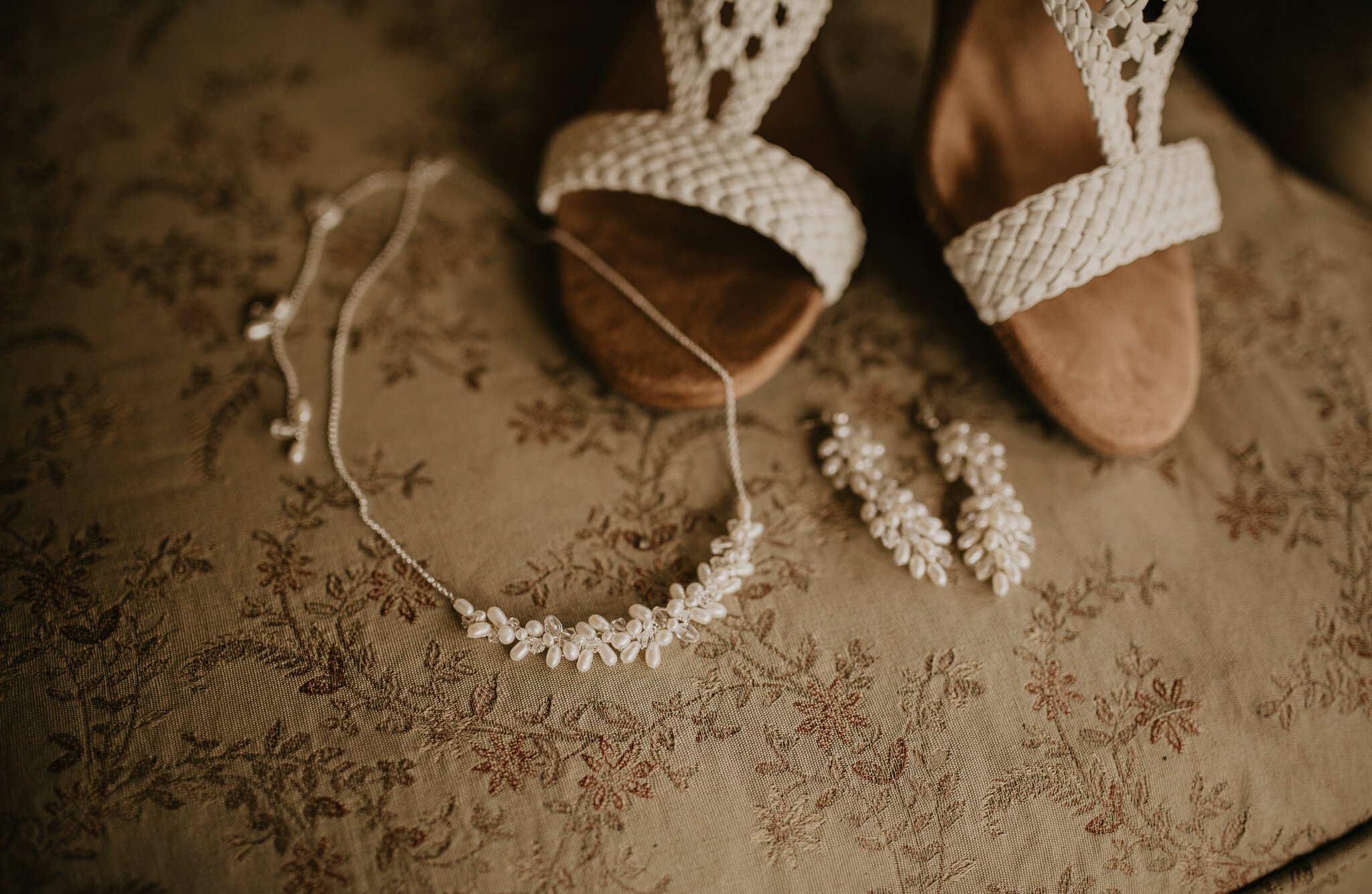  Brides jewelry and shoes for her wedding day 