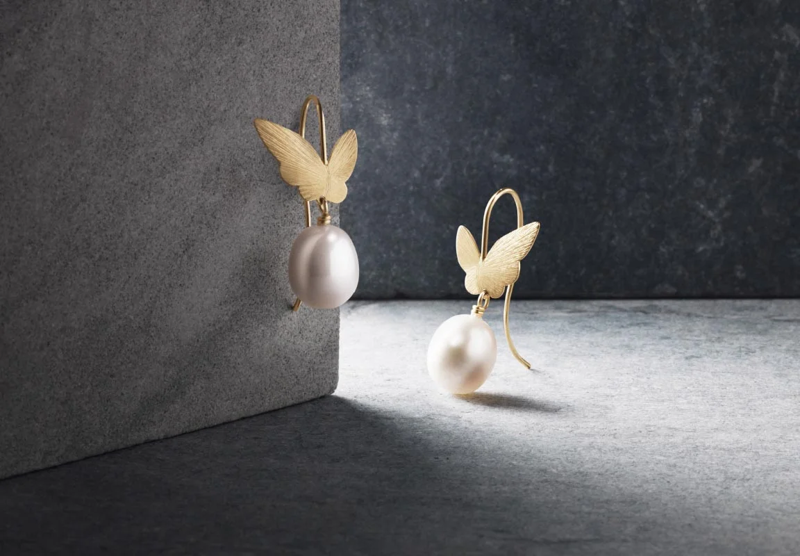 Butterfly collection : integrated into the brand logo, symbolizes feminine grace and elegance, and awakens a sense of lightness and joy that reminds everyone to get up and move.