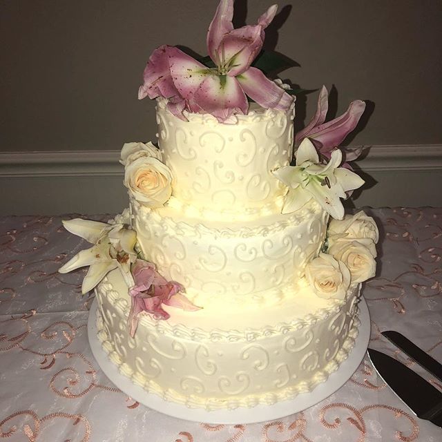 💐🎂Fresh flowers add life to your #WeddingCake... let us cater your every need with an extra &ldquo;Spark&rdquo; more info on our website (link in bio) .
.
.
.
.
.
#wedding #laurelhighlands #laurelhighlandcaterers #pittsburghcatering #cake #flowers 