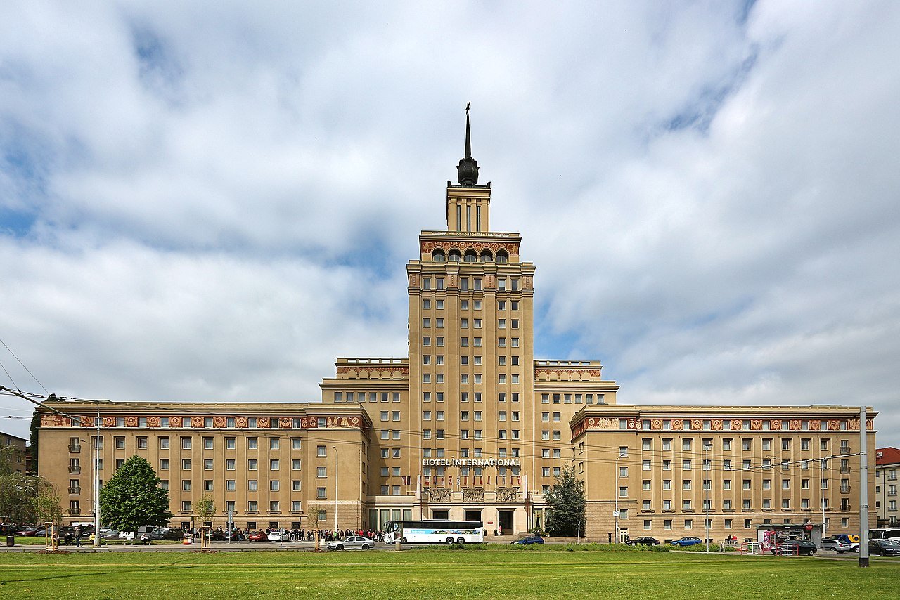 DU4 –⁠ PŘEDNÁŠKA Z DĚJIN UMĚNÍ –⁠ Hop nebo trop aneb co se v dobách socialismu povedlo a co ne