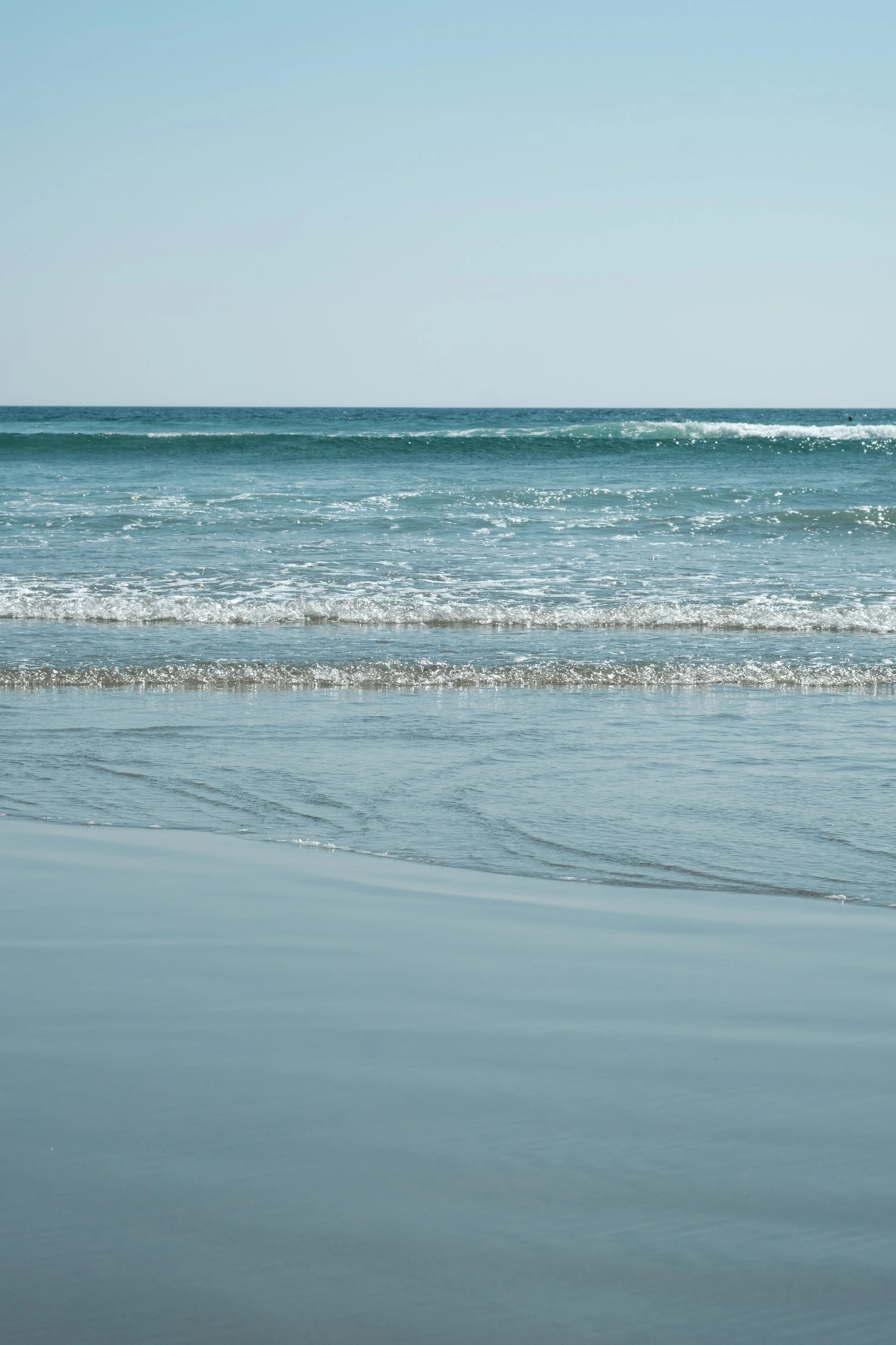 Peaceful ocean waves rolling in at Long Beach, Tofino