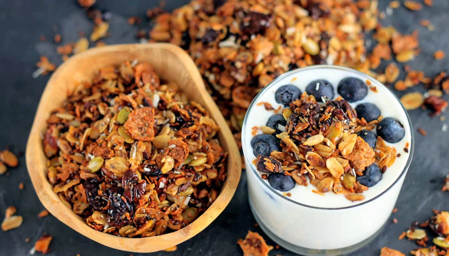 Granola Tropical with yogurt and blueberries